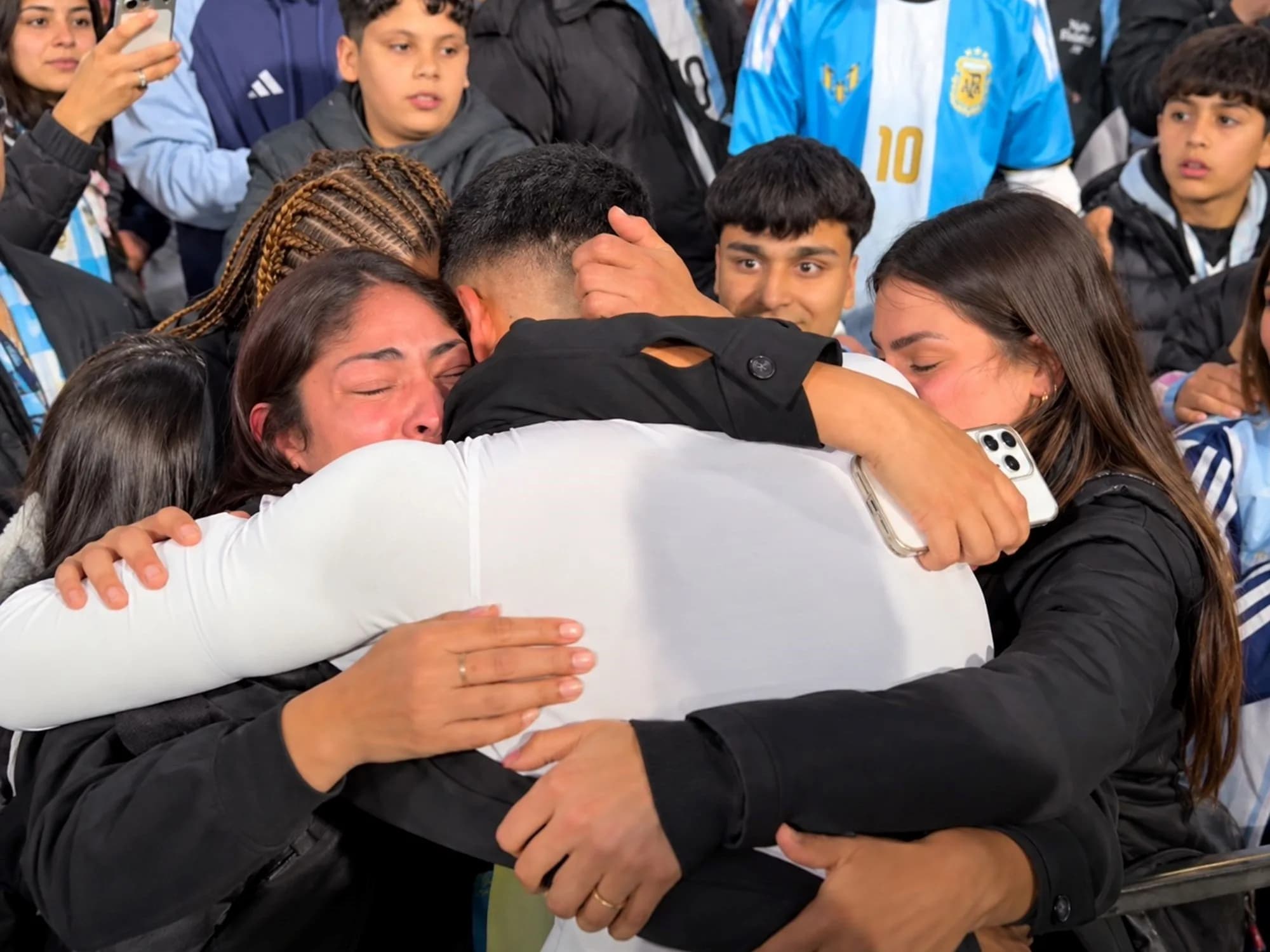 El orgullo de la familia de Equi Fernández tras su debut en la Selección: "Me explota el corazón"