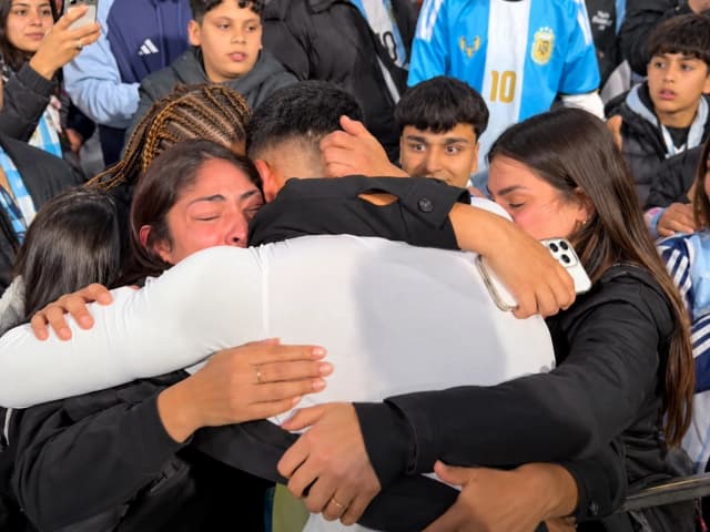 El orgullo de la familia de Equi Fernández tras su debut en la Selección: "Me explota el corazón"
