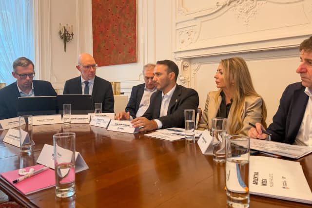 El Gobernador mantuvo reuniones en París para atraer nuevas inversiones a Corrientes