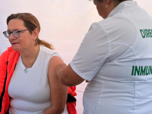 En la plaza Vera continúa la campaña de vacunación contra el dengue