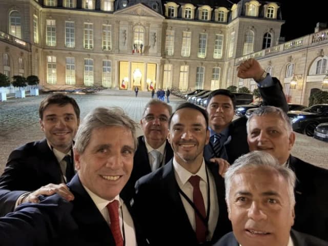 La selfie de Caputo en París junto a Valdés y varios gobernadores