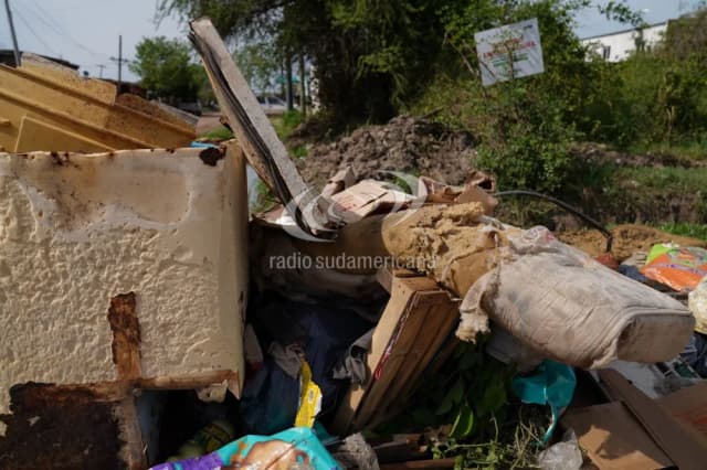 No aprendemos más: arrojaron basura de todo tipo en una esquina