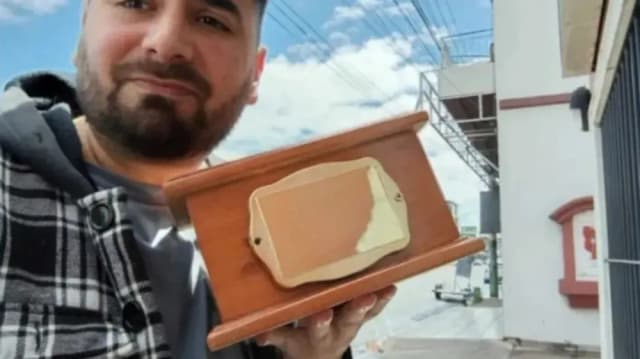 Se sacó una selfie con la urna funeraria de su mamá, la tiró al chat de hermanos y se descontroló todo