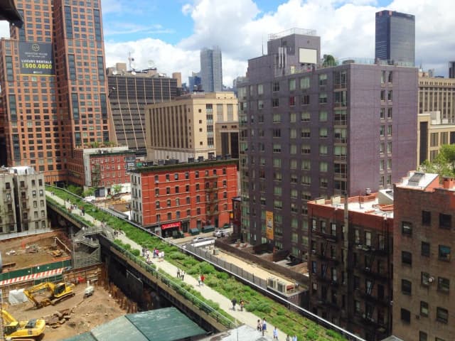 El último tren que cruzó Manhattan llevaba vagones de pavos congelados. 20 años después, la naturaleza convirtió sus vías en una idea brillante