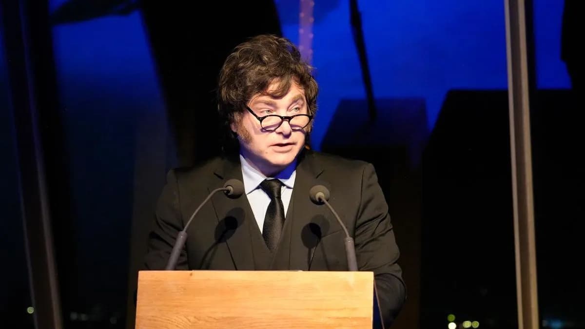 Javier Milei cerró Argentina Week en la Torre Eiffel con música y un mensaje a inversores