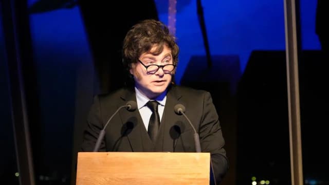 Javier Milei cerró Argentina Week en la Torre Eiffel con música y un mensaje a inversores