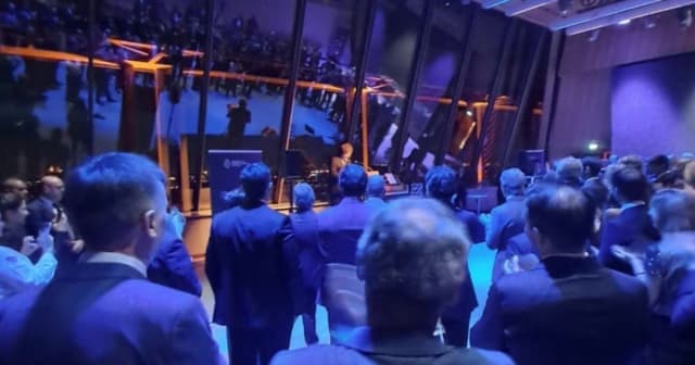 Javier Milei cerró su gira en París con un cocktail en la Torre Eiffel con gobernadores, empresarios y música clásica