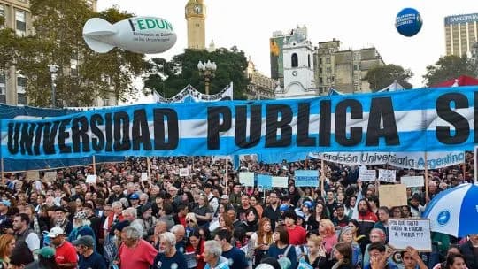 La ola de protestas que recibirá a Milei después de la gira parisina