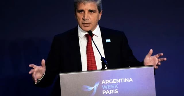 Luis Caputo: "No estamos en recesión, estamos creciendo menos que antes por los shocks internacionales y el tema político"