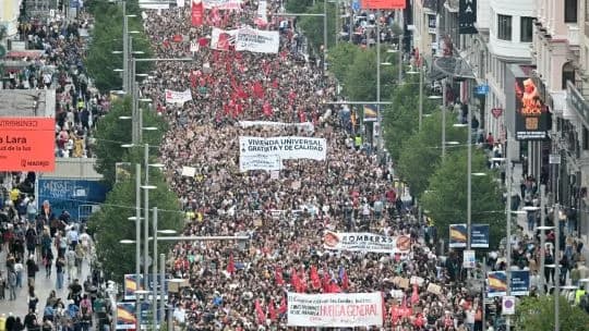 Una multitud marchó en el centro de Madrid "por el derecho a la vivienda"