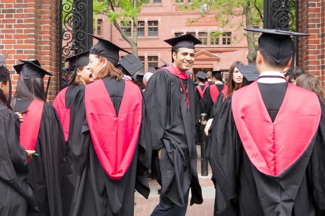 La última extravagancia para entrar en Harvard cuesta 40.000 dólares: mandar a tu hijo a fregar platos y limpiar retretes