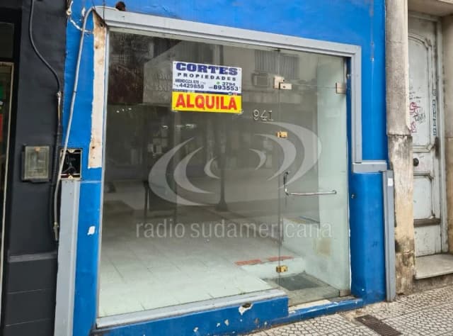 Ya no es lo que era: Peatonal Junín entre locales vacíos y carteles de alquiler