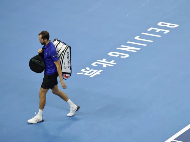 Le pegó un pelotazo a un espectador y fue descalificado ante Novak Djokovic: el momento de furia de Daniil Medvedev