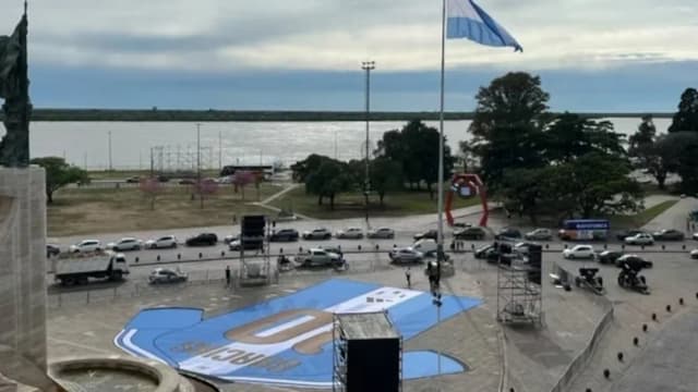 Una camiseta gigante: el homenaje a Lionel Messi en Rosario