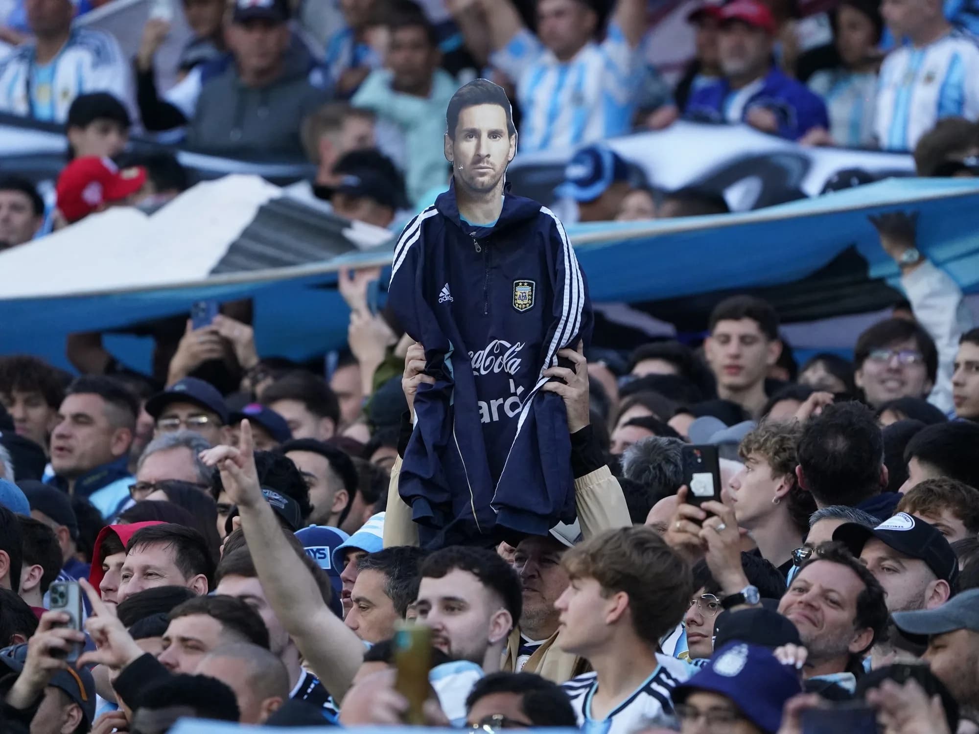 A pura emoción, así vive el Monumental la despedida de Messi