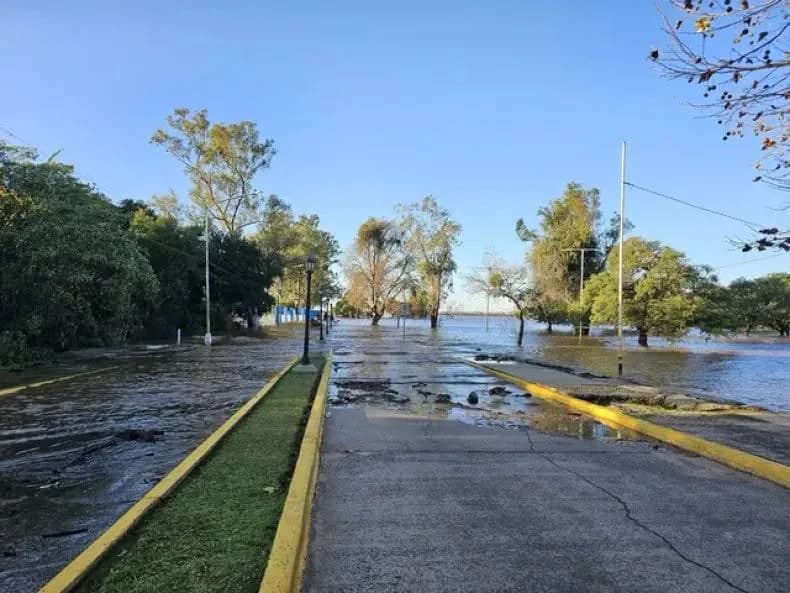 Crecida del río Uruguay: evacuaron familias en Paso de los Libres y rige alerta por lluvias