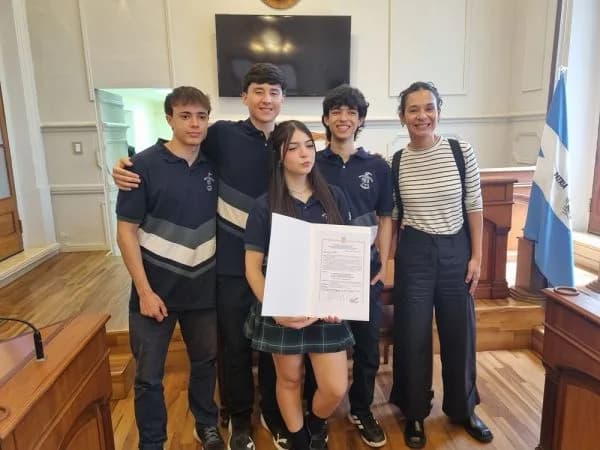 Estudiantes secundarios fueron reconocidos por un proyecto tecnológico innovador al que llamaron "Pet Watch"