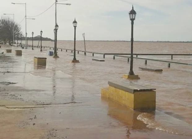 Crecida del Uruguay: en Paso de los Libres el río superó el límite de evacuación y varias familias dejaron sus hogares