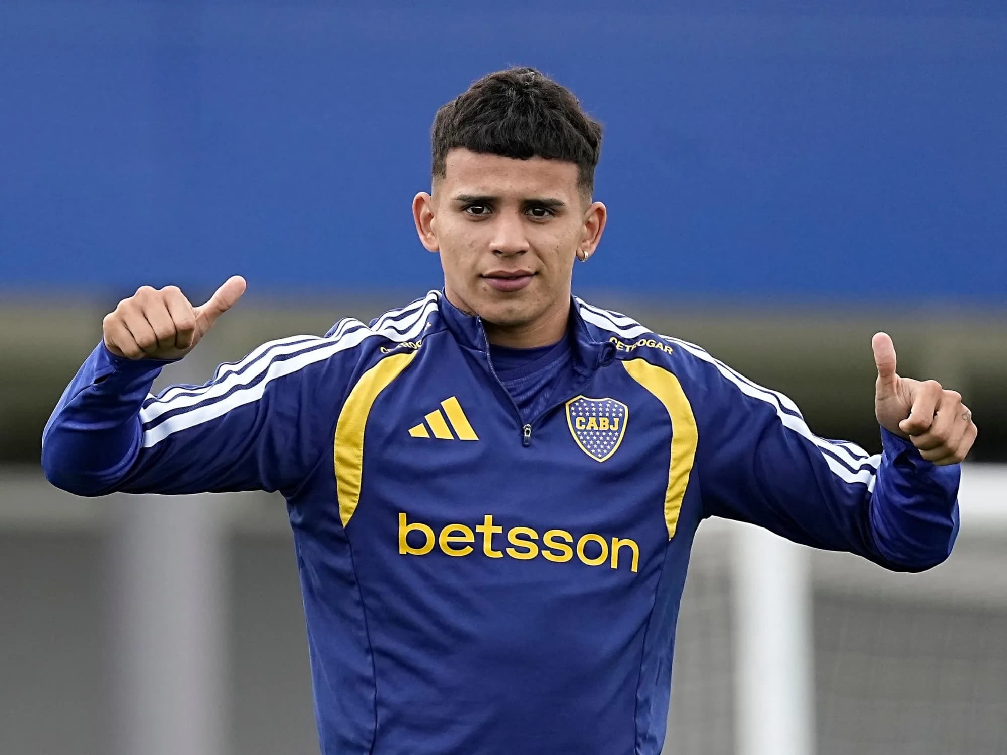El golazo "sobrado" de Flores en su vuelta a Boca y la duda por su quinto partido en diez días