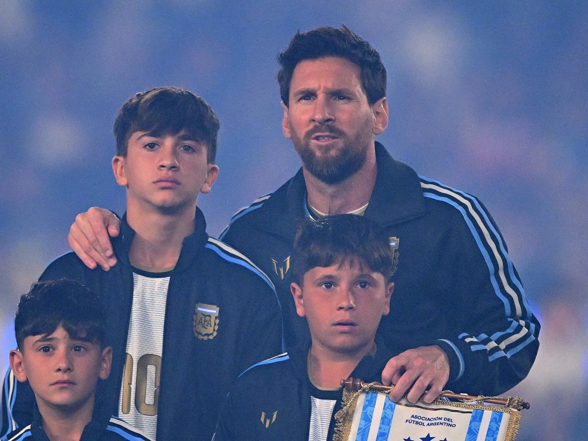 Video: las emociones de Mateo y Thiago Messi en la despedida de su papá