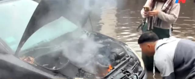 Buenos Aires: se le incendió el auto en medio de una inundación