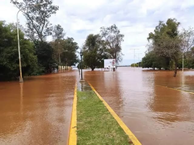 Paso de los Libres: el río superó el nivel de evacuación y 25 personas dejaron sus hogares
