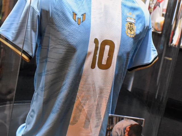 Video: el Museo River ya tiene la camiseta de Messi firmada por el 10