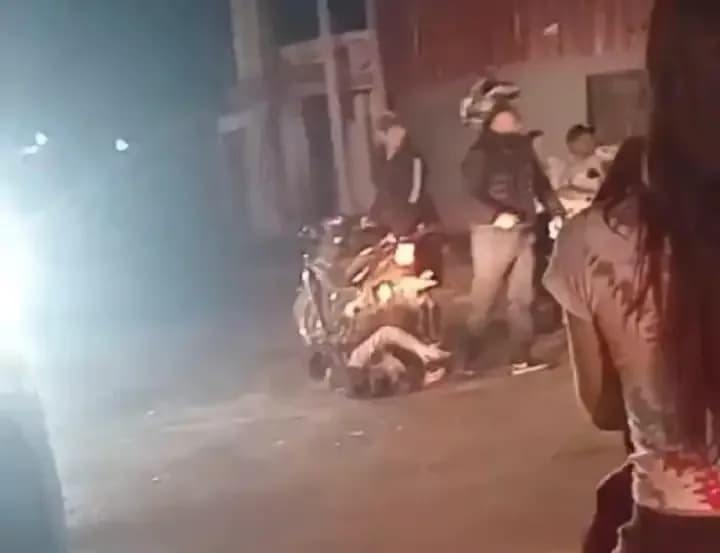 Corrían picadas y embistieron a embarazada