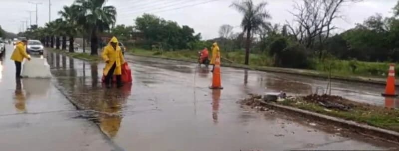 Con 14 años, sacó la camioneta a los padres y terminó estrellado contra un poste
