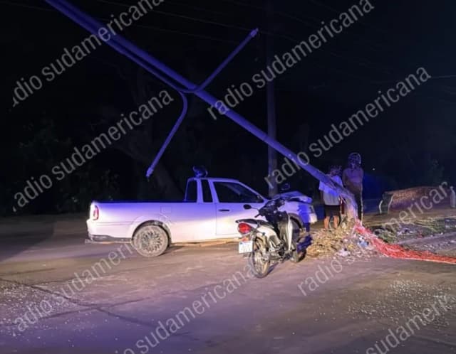 Chico de 14 años manejaba una camioneta y chocó contra un poste