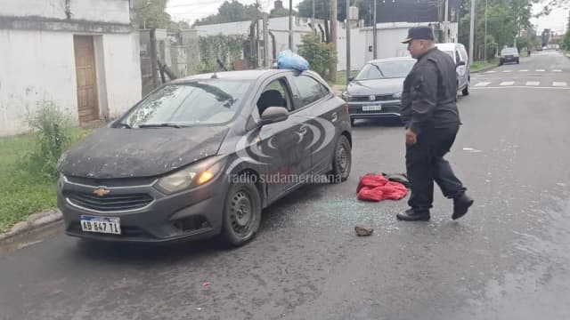 Destrozaron el vidrio de un auto para robar: una mujer detenida