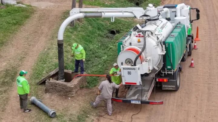 El camión desobstructor ya limpió desagües en más de treinta puntos claves