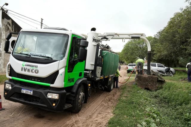 El camión desobstructor ya limpió desagües en más de treinta puntos