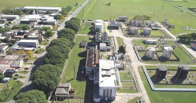 Inversión de US$ 400 millones: una sociedad conformada por YPF firmó un acuerdo de venta de biocombustible para avión a una petrolera francesa