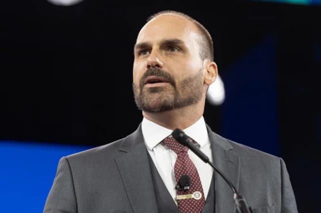 Brasil: emitieron una orden de arresto contra Eduardo Bolsonaro