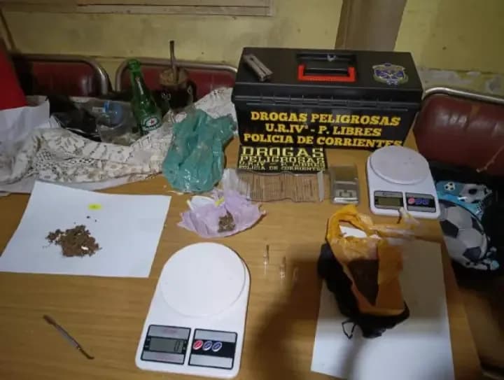 Hombre y mujer detenidos por la
venta de marihuana fraccionada