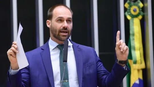 La Justicia brasileña ordenó arrestar a Eduardo Bolsonaro, hermano del candidato presidencial: de qué lo acusan y cuál fue su reacción