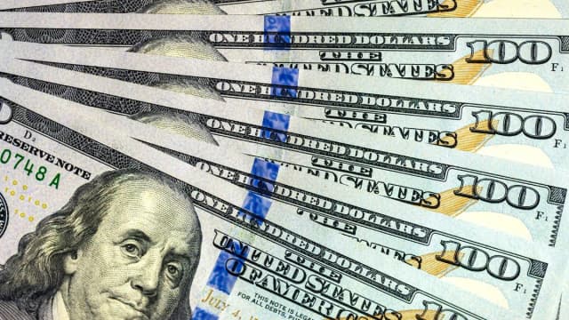 El dólar oficial anotó su segunda baja semanal al hilo y amplió a más de 27% la brecha con techo de la banda