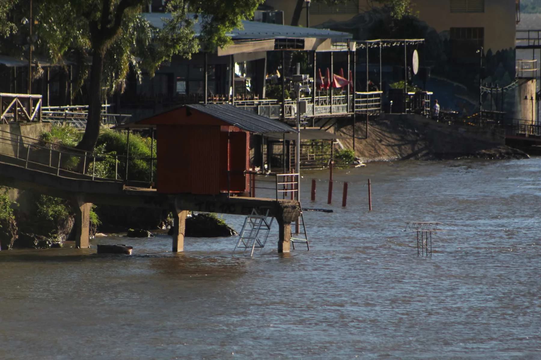 Cerraron una playa en Corrientes por la crecida del río Paraná