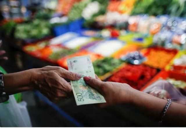 Las proyecciones privadas para la inflación alejan la meta de perforar el 1% mensual