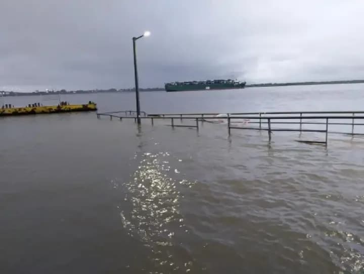 Crecida por El Niño: el río roza los cinco metros y cierran Malvinas