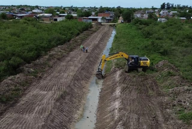 Trabajan en 7.000 metros de un canal clave para mejorar el drenaje en Corrientes