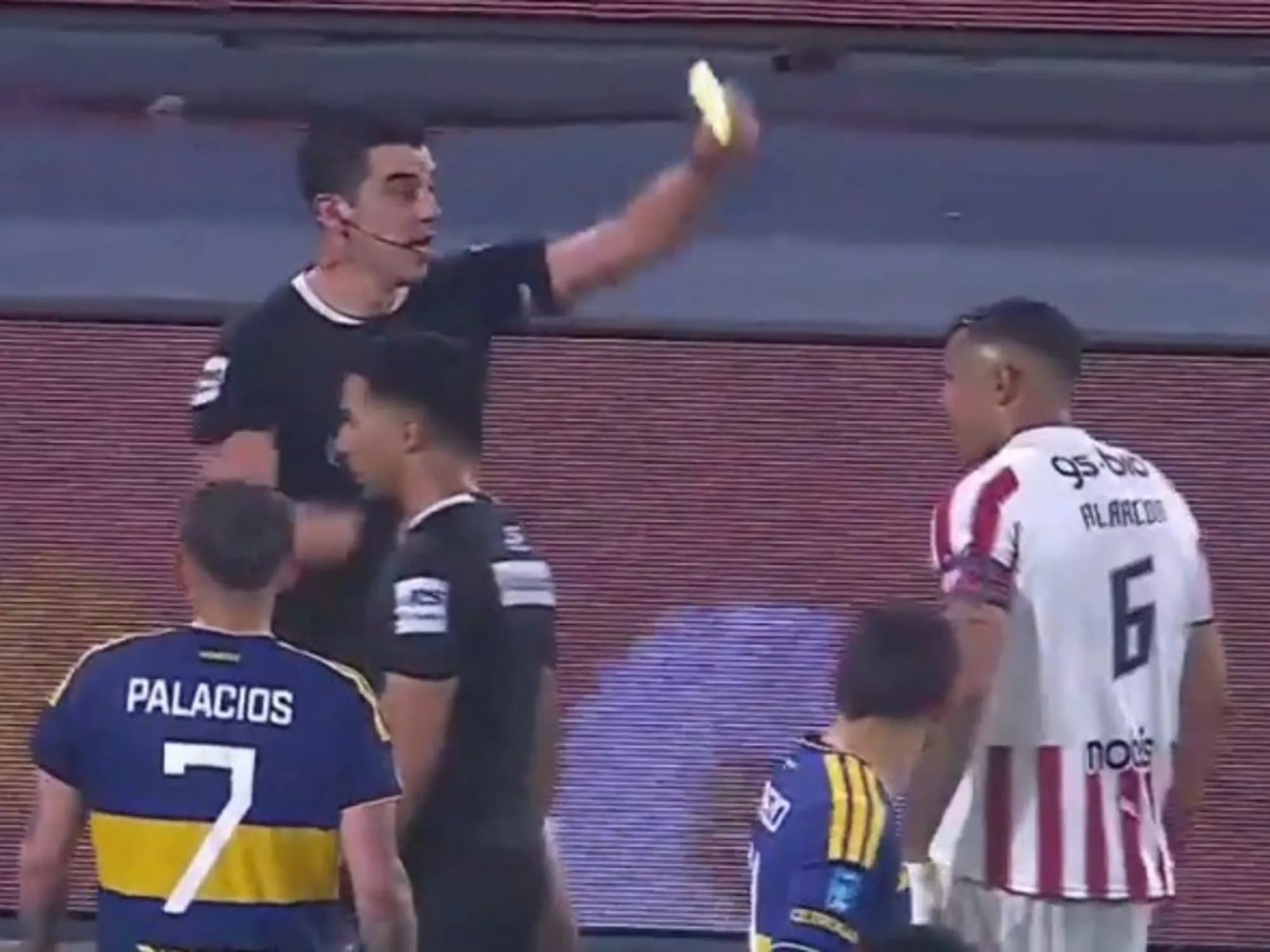 Exclusivo Olé: por qué en Instituto-Boca un jugador "recibió" dos amarillas y no fue expulsado
