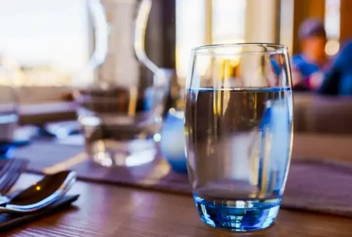 Proponen que bares y boliches ofrezcan agua gratis sin exigir consumos