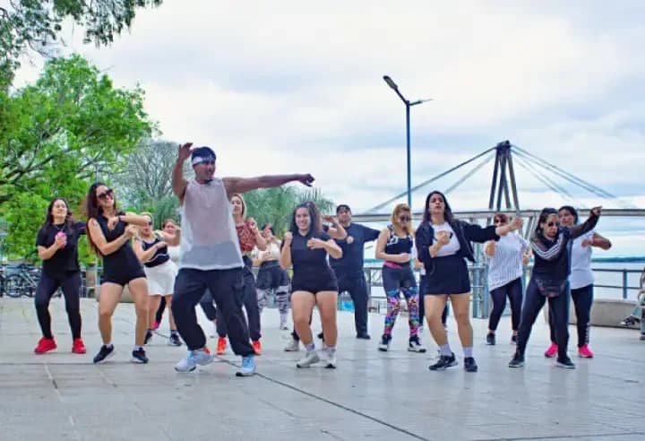 Zumba en Corrientes: clases ganan hombres y combaten la depresión