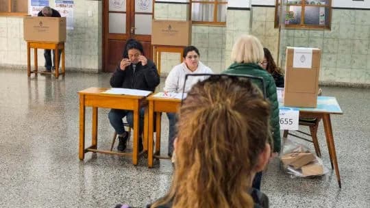 Encuesta: a un año de las elecciones, los indecisos se mantienen como la tercera fuerza política