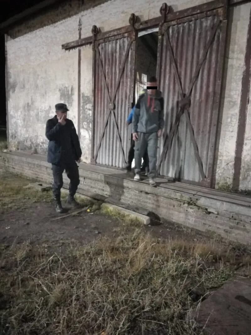 Paciente se fugó de un hospital: fue hallado en las vías del tren a 30 kilómetros