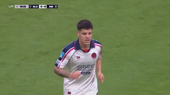 Gulli probó de media distancia y estuvo cerca del primero ante Riestra