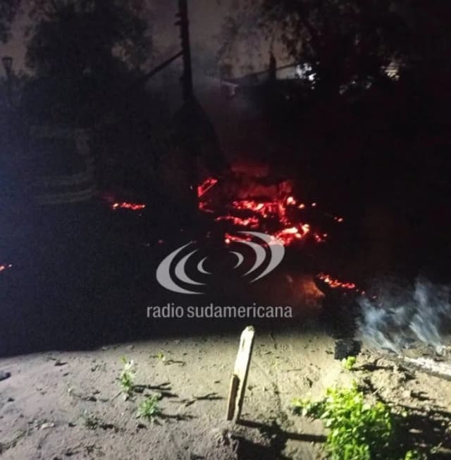 Incendio en el barrio Esperanza: una casilla quedó destruida y murió un perro