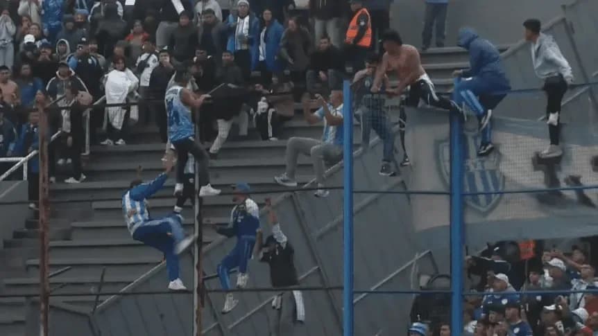 Escandalosa pelea entre hinchas colgados del alambrado en la Primera Nacional - TyC Sports